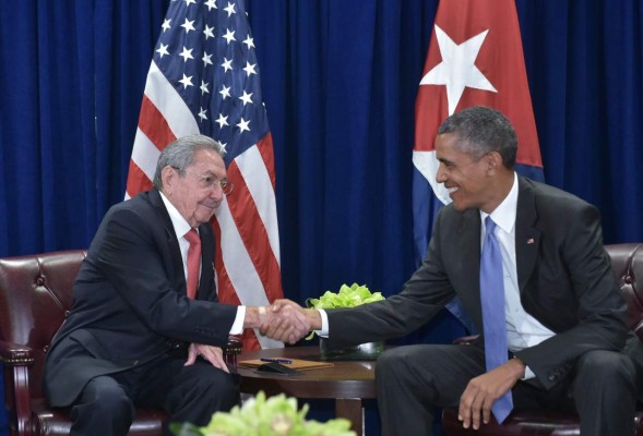 Raúl y Obama, deshielo con sonrisa y apretón de manos
