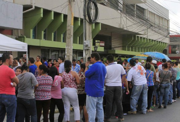 Miles solicitan hoja de antecedentes penales en San Pedro Sula