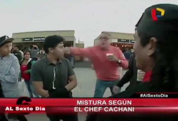 Video: Supuesto ladrón recibe puñetazo por querer robar celular a hombre durante reportaje