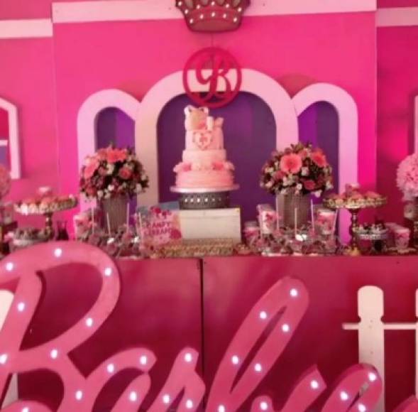 Emma pidió un pastel tipo fondant de tres pisos de Barbie, y regaló varios recuerdos de la misma temática para sus invitados.
