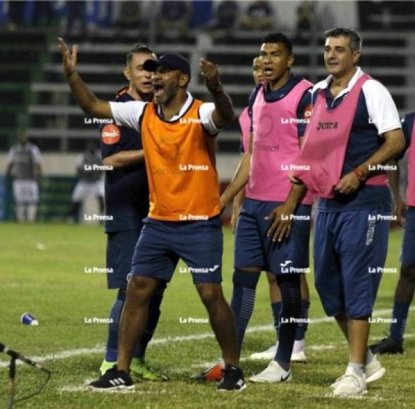 Jugadores y cuerpo técnico del Motagua reclamaron la polémica jugada.