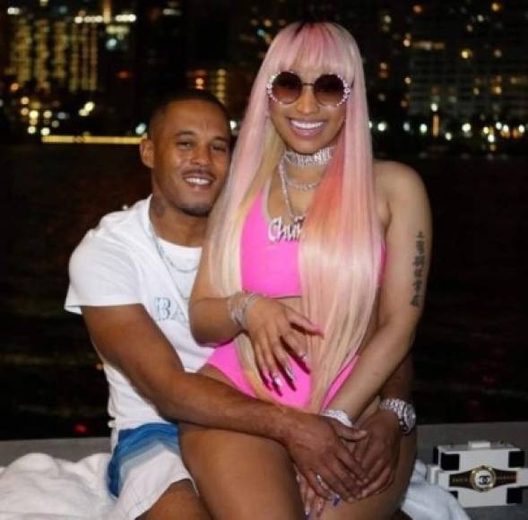 Kenneth y Nicki hicieron referencia a su embarazo en febrero de 2020, cuando él apareció en un video acariciando el vientre de Minaj y diciéndole 'Vas a Trinidad (y Tobago) con tu papi'.