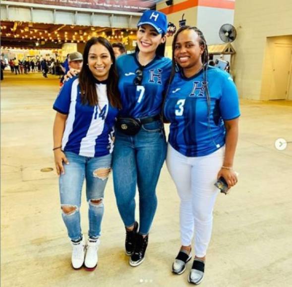 Virginia Varela estuvo acompañada en el estadio por Ivania Reyes, esposa de Boniek García, y Sandra Norales, pareja de Maynor Figueroa.