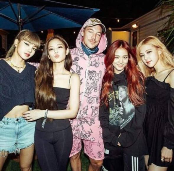 El exitoso surcoreano BlackPink y el dj Diplo juntos en el backstage de Coachella.