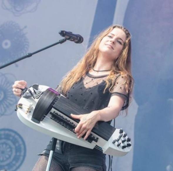 Anna Maria Murphy (Lucerna, 10 de agosto de 1989) es una productora y artista suiza conocida principalmente por su trabajo en el grupo de folk metal Eluveitie, en el que cantó y tocó la zanfoña y la flauta.<br/><br/>Imágenes tomadas del Instagram anna_murphy_official