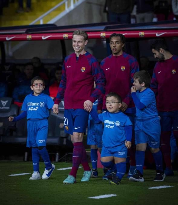 El bonito gesto de los jugadores del Barcelona saliendo a la cancha con niños en celebración del Día Internacional de las Personas con Discapacidad.