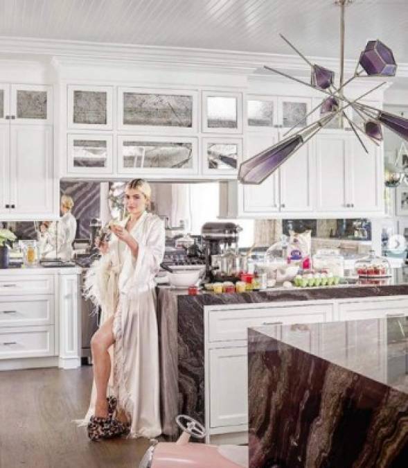 Además de su lujosa colección de autos, Kylie ha invertido 27 millones de dólares de su fortuna en bienes raíces. La joven, que compró su primera mansión a los 18 años, es dueña de otras cuatro propiedades en exclusivas ciudades del Estado Dorado.