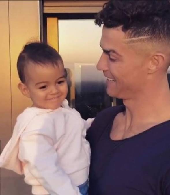 Curiosamente, en noviembre de 2017, Cristiano fue papá por cuarta ocasión, tras concebir con su novia Georgina Rodríguez a la pequeña Alana Martina. <br/>