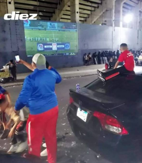 Aficionados de la Ultra Fiel no se perdieron el partido y llegaron a apoyar al Olimpia afueran del Nacional, donde pusieron pantallas para ver el juego. Foto Diario Diez