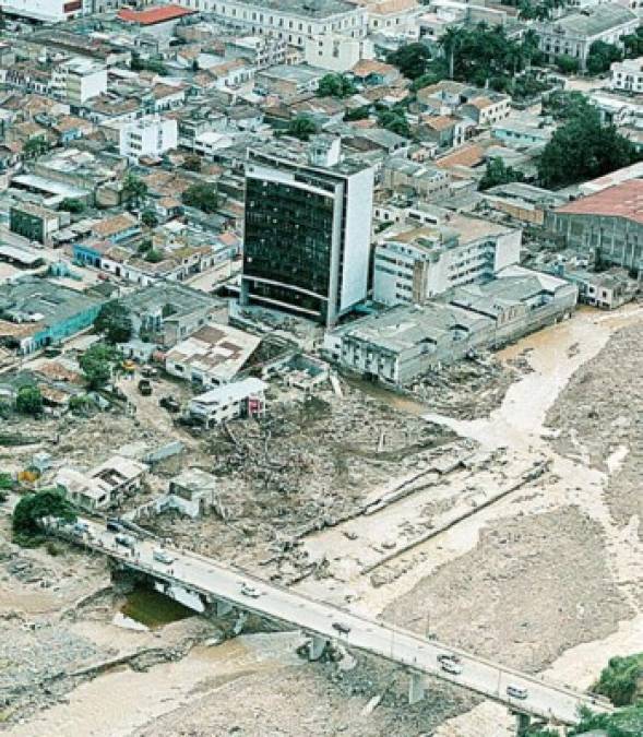 Mitch fue el segundo huracán mortífero que pasó por Honduras; el otro huracán fue el Fifi, que mató alrededor de 8 mil personas en 1974. En la gráfica se observa una vista aérea del hospital del Seguro Social en el barrio Abajo de Tegucigalpa que resultó muy dañado.