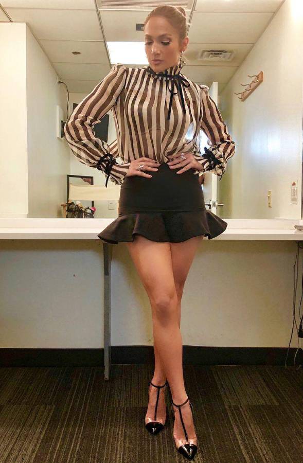 La actriz y cantante Jennifer López demuestra que la minifalda se puede usar a cualquier edad, y siempre verse bella y con estilo.