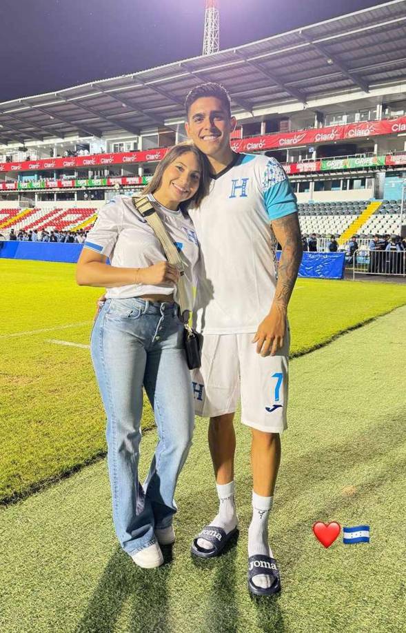Luis Palma recibió la visita sorpresa de su linda novia Annie Córdova tras el final del partido en el Nacional.