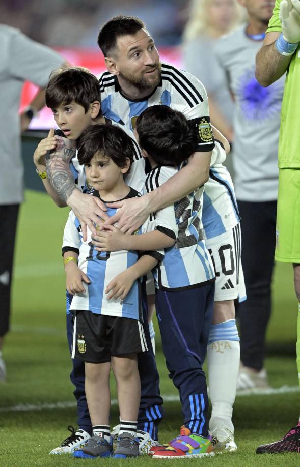 Lionel Messi abrazando a sus tres hijos Thiago, Mateo y Ciro antes del amistoso contra Panamá.