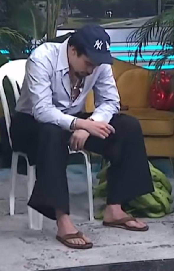 Sin pena alguna, Bad Bunny se mostró sin filtros y mostró sus pies detallando que uno de ellos le apesta y tiene varios callos.