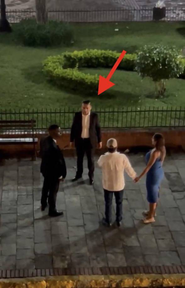 Las imágenes de un hombre de gorra y camisa blanca junto a una mujer de vestido azul circularon en la plataforma X el lunes, con la afirmación de que se trataba del mandatario colombiano. 