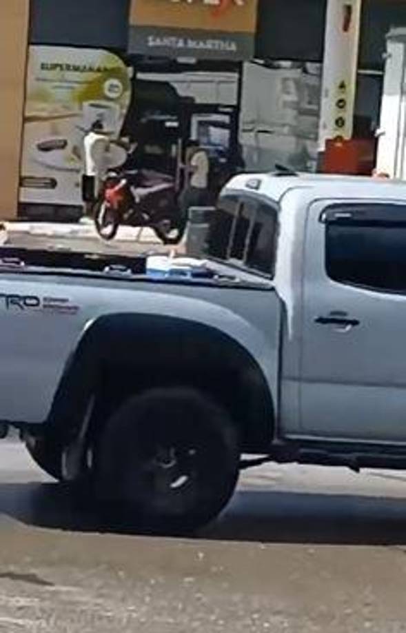 Cristian fue tiroteado frente a la tienda de la gasolinera.