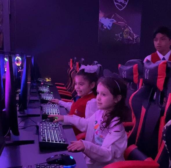 ”Con la apertura del laboratorio nos hemos enfocado en la competitividad de nuestros educandos”, dijo emocionado el rector de la escuela, Ing, Dany Guerra.