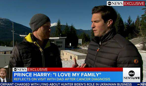 “La ciudadanía estadounidense es un pensamiento que se me ha pasado por la cabeza, pero ciertamente no es algo que sea una alta prioridad para mí en este momento”, corroboró el duque de Sussex. Dicha declaración provocó revuelo, detonando especulaciones sobre lo que esto significa para sus títulos reales.