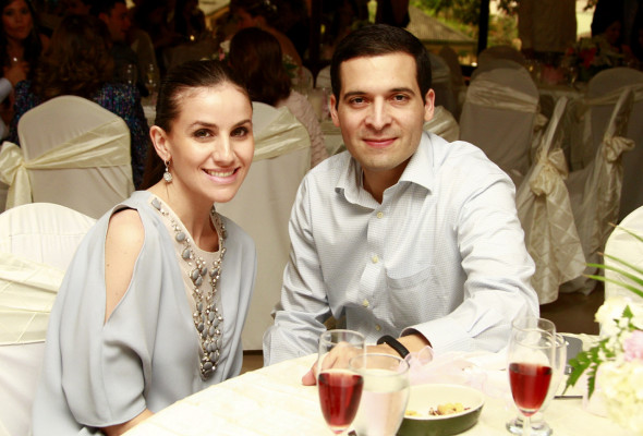 Astor Quintana y Giselle Gonzales celebran por su amor y su hija