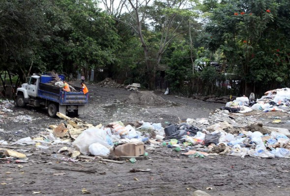 Pobladores exigen que quiten basurero contiguo a El Carmen