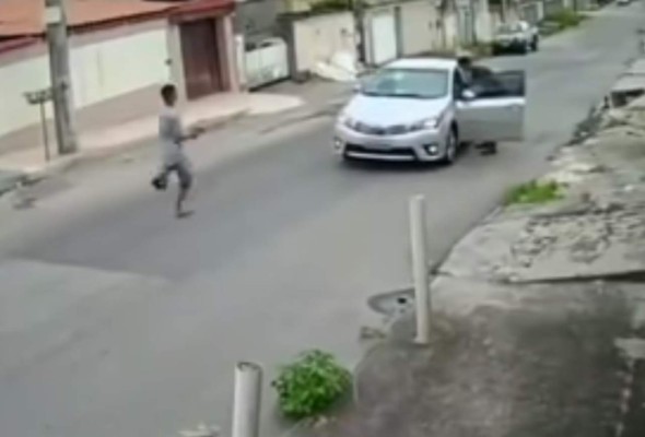 Video: Ladrón sin una pierna se roba a punta de pistola un carro en Brasil