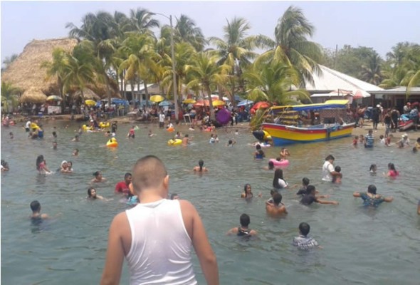 Playas de Omoa y Puerto Cortés lucen llenas de veraneantes