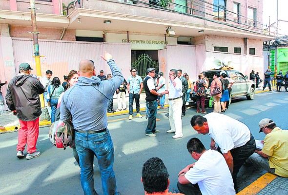 Más de mil docentes sin recibir pago de enero