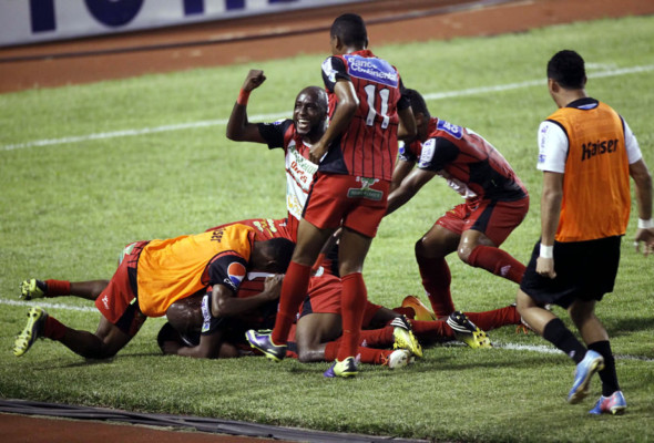 Espectacular remontada del Deportes Savio para complicar al Marathón