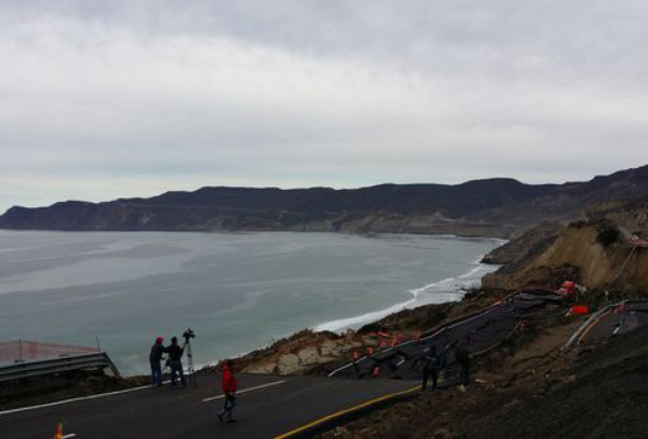 Impresionante deslave destruye carretera en México