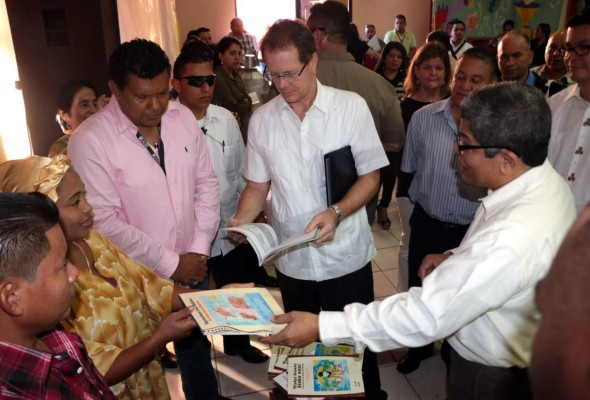 Con libros escritos por niños hondureños incentivan lectura