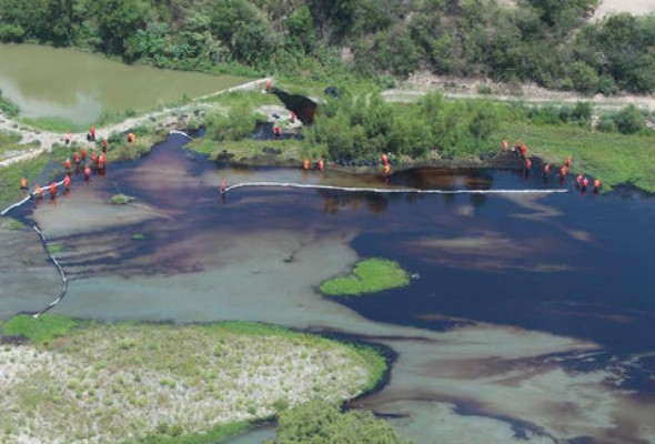 Un pegue clandestino de petróleo contamina un río al norte de México