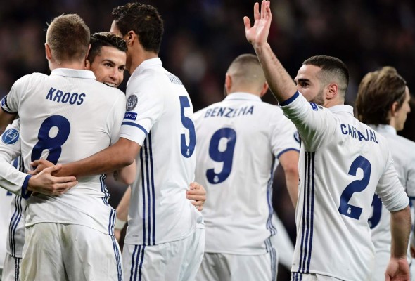 El Real Madrid le remonta al Napoli y acaricia los cuartos