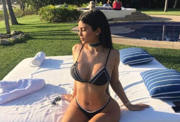 Le tocan las pompis a Kylie Jenner