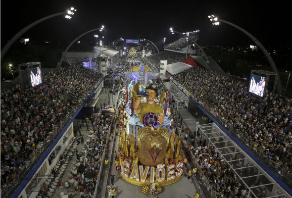 Ronaldo se gradúa de astro de carnaval en Sao Paulo