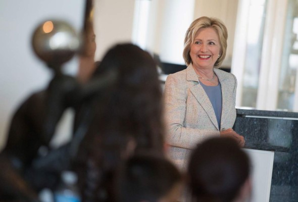 Hillary Clinton, a favor del cese del embargo contra Cuba