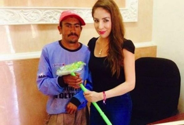 Regidora regala limpiaparabrisas a desempleado y lo presume en Facebook