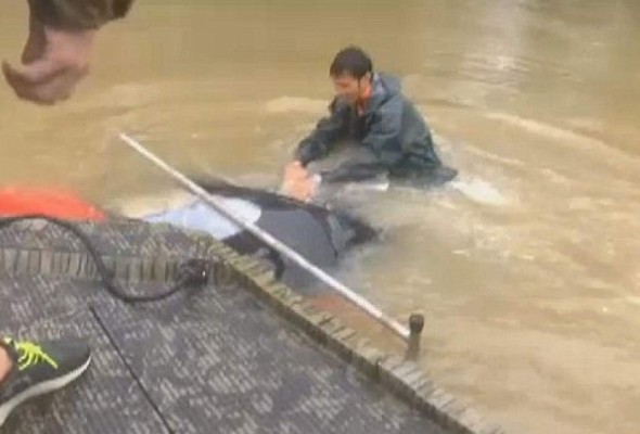 Video: Rescatan a mujer a punto de ahogarse en Luisiana