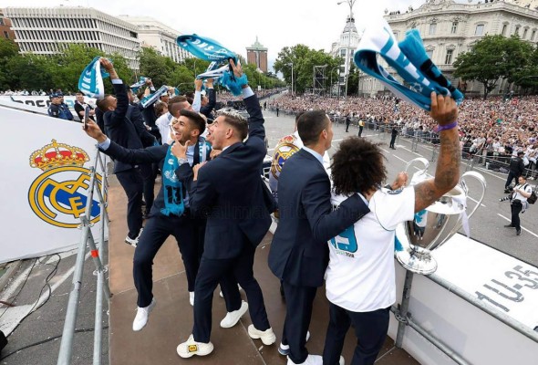 Cristiano Ronaldo y sus compañeros del Real Madrid celebrando en la Plaza Cibeles. Foto RealMadrid.com