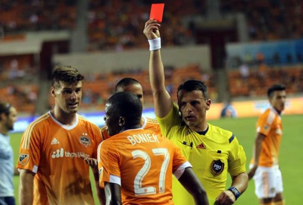 VIDEO: Boniek García expulsado en victoria del Houston Dynamo