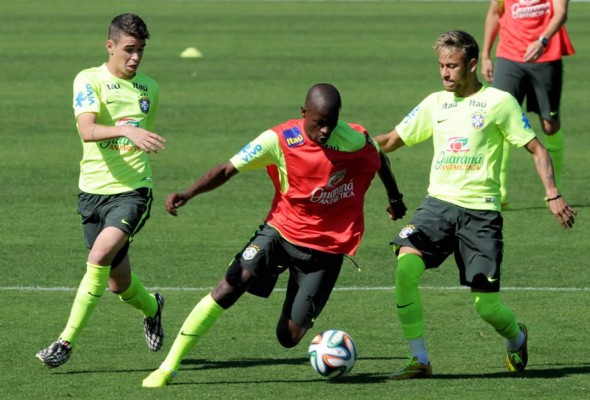 Brasil se entrena con un Neymar recuperado