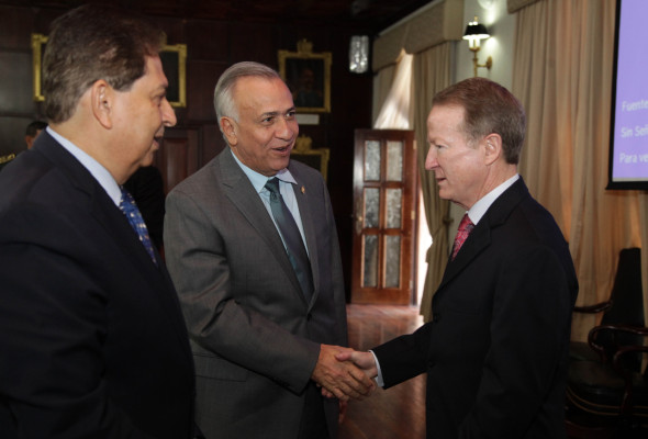 William Brownfield habla sobre seguridad con el presidente de Honduras, Juan Orlando
