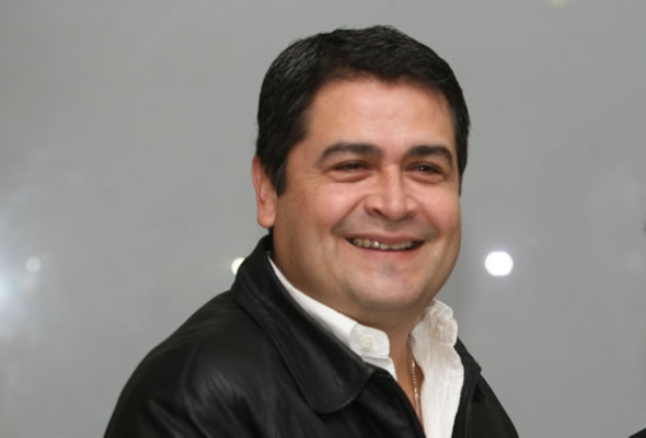 Raúl Castro felicita a Juan Orlando Hernández