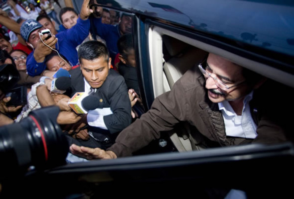 Zelaya en El Salvador a pocas horas de ultimátum de OEA