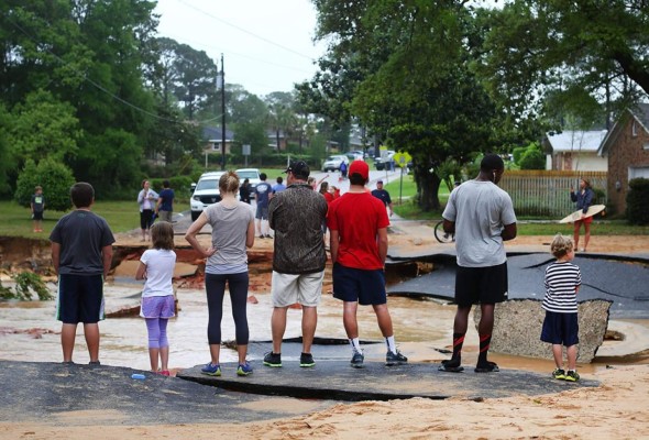 Un muerto y carreteras cortadas por fuertes lluvias en Florida, EUA