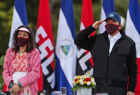 Handout picture released by Nicaragua's Presidency press office showing President Daniel Ortega and and his wife Vice-President Rosario Murillo, both wearing facemasks, during the 41st anniversary of the Sandinista Revolution, held without a public event due to the COVID-19 pandemic, in Managua, on July 19, 2020. (Photo by Cesar PEREZ / PRESIDENCIA NICARAGUA / AFP) / RESTRICTED TO EDITORIAL USE - MANDATORY CREDIT 'AFP PHOTO / PRESIDENCIA NICARAGUA / Cesar PEREZ ' - NO MARKETING - NO ADVERTISING CAMPAIGNS - DISTRIBUTED AS A SERVICE TO CLIENTS