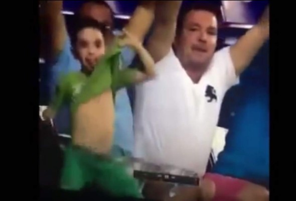 Niño celebra con baile durante partido