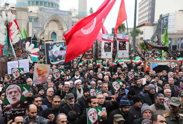 Miles de personas en Irak piden venganza contra EEUU durante funeral de Soleimani