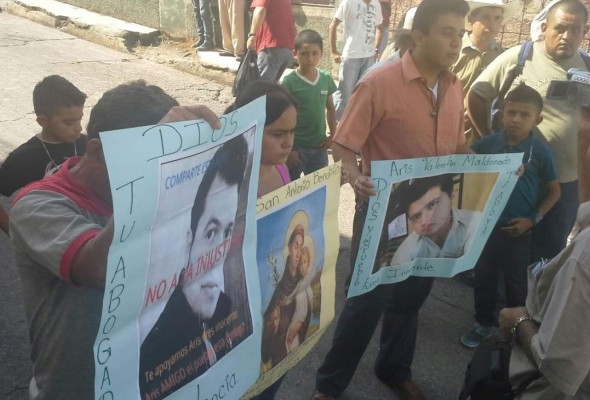 Acusados de asesinato de Miss Honduras y su hermana llegan a audiencia