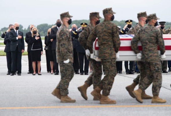 Biden recibe los restos de los 13 soldados muertos en Kabul pese a rechazo de familiares