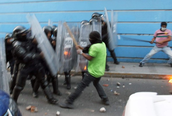 Estudiantes atacan cuartel del ejército en México